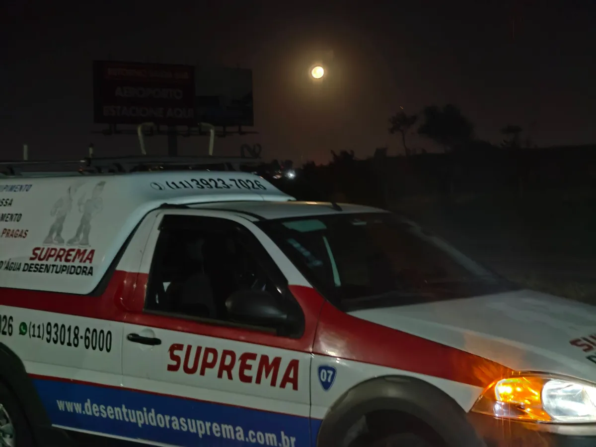 Veículo da Suprema Desentupidora em atendimento noturno 24 horas em Sabará, Minas Gerais