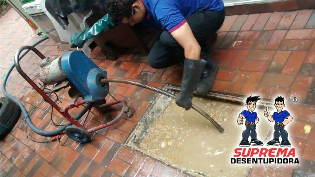 Desentupimento de ralo externo com máquina rotativa em Betim, Minas Gerais