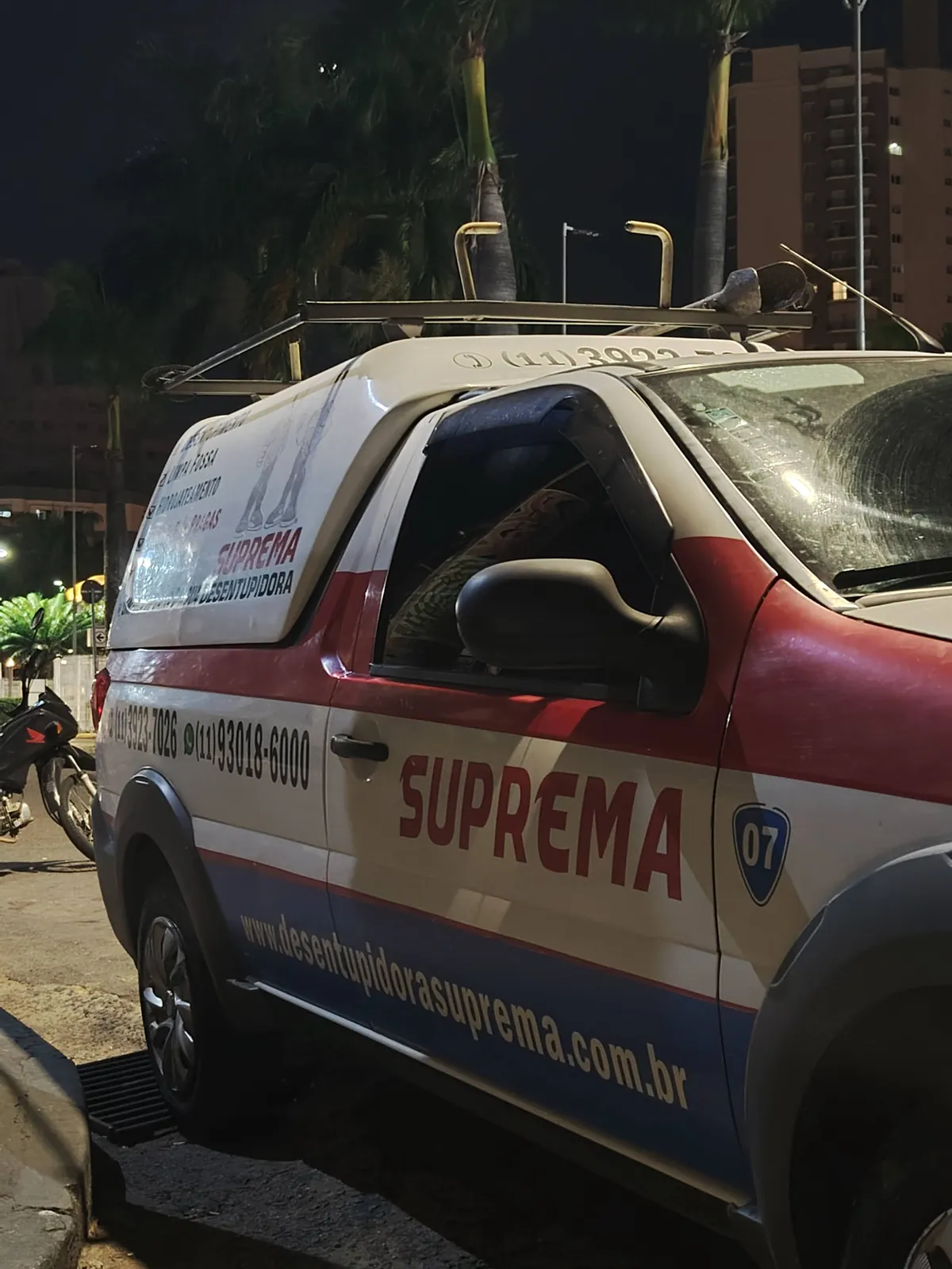 Técnico desentupindo vaso sanitário em atendimento residencial em Itajubá, Minas Gerais