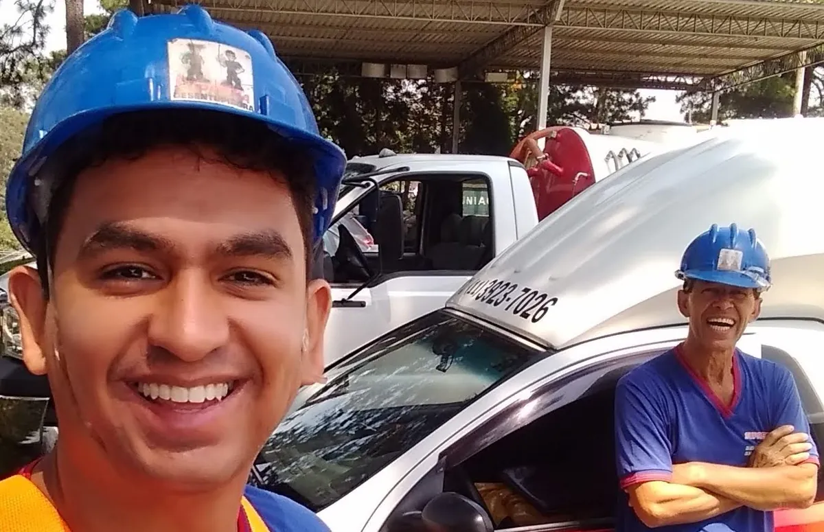 Equipe da Suprema Desentupidora ao lado do caminhão limpa fossa em Juiz de Fora, Minas Gerais