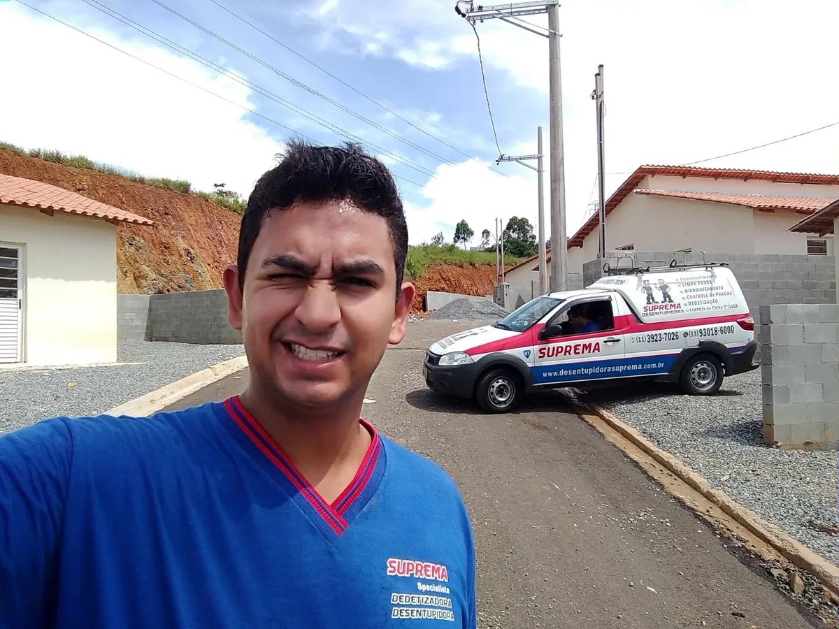 Técnico da Suprema e veículo de atendimento em obra residencial em Barbacena, Minas Gerais